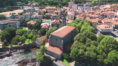 Mundaka 'nın havadan görünüşü, İspanya' nın kuzeyinde, Biscay, Bask ülkesindeki Cantabrian Denizi üzerinde pitoresk bir balıkçı köyü. Iglesia de Santa Maria Kilisesi