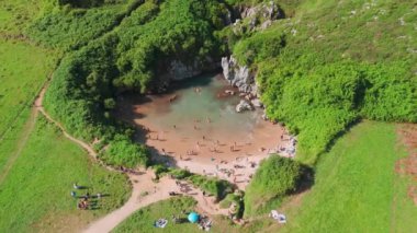 İspanya 'nın kuzeyinde, Asturias' taki Gulpiyuri plajı. Eşsiz Playa de Gulpiyuri 'nin havadan görünüşü denizden ayrılmış ve yemyeşil çayırlarla çevrili gizli bir lagün..
