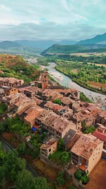 İspanya 'nın Huesca eyaletindeki Pirene dağlarının eteklerinde yer alan eski Ainsa kasabasının hava manzarası. Arka planda muhteşem dağlar olan bir ortaçağ kasabası..