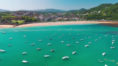 Yazın, Ondarreta Sahili 'nin San Sebastian' daki turkuaz sularıyla ya da Bask Bölgesi, İspanya 'daki Donostia şehrindeki hava manzarası. Kuzey İspanya 'da güzel bir yaz tatili