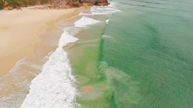 Kuzey İspanya, Asturias 'taki güzel Playa de Andrin ve Playa de Balota plajları. Kuzey İspanya 'da yaz boyunca Atlantik Okyanusu kıyısındaki el değmemiş kumlu plajların havadan görünüşü. 