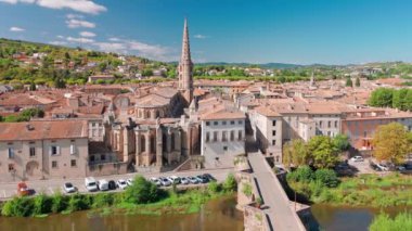 Fransa 'nın güneyindeki Limoux kasabasındaki Aude nehri üzerindeki Saint Martin Kilisesi ve Pont neuf köprüsünün hava manzarası.