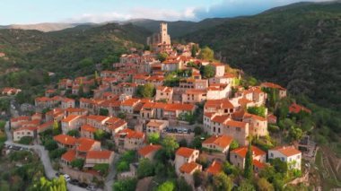 Fransa 'nın en güzel köylerinden biri ve popüler bir turizm beldesi olan Fransa' nın Pyrenees dağlarındaki ortaçağ tepe kasabası Eus 'un hava manzarası.