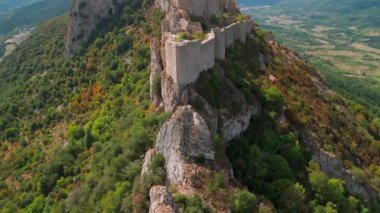 Güney Fransa 'daki Aude Bölümü' ndeki Peyrepertuse Ortaçağ Şatosu 'nun havadan görünüşü. Fransız Pireneleri 'nde bulunan muhteşem tarihi şatonun kalıntıları.