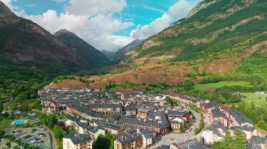 İspanya 'nın Aragon bölgesindeki Benasque, Huesca kentinin havadan görünüşü. Büyüleyici kasaba İspanyol Pirene Dağları 'na kurulmuş.