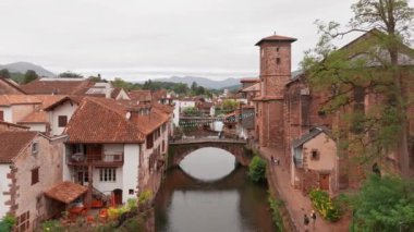 Fransa 'nın güneybatısında sakin bir nehir olan Saint-Jean-Pied-de-Port kentinin manzarası, Pirenes-Atlantik Bölümü. Bask ülkesi. Fransa 'nın En Güzel Köyleri