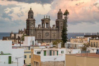 Santa Ana de Canarias Katedrali 'nin Gran Canaria adasındaki çatı manzarası. Las Palmas şehrindeki Saint Ana meydanında tarihi katedral. 