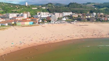 Laredo 'nun havadan görünüşü, Cantabria, kuzey İspanya. Playa La Salve de Laredo plajı yazın. İspanya 'nın kuzeyinde güzel bir seyahat yeri. Kumsal ve marina. 