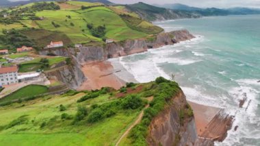 İspanya 'nın kuzeyindeki Zumaia kasabası, Bask bölgesinin güzel Itzurun plajının hava manzarası. Itzurun plajı dünyanın en uzun süreli kaya katmanlarıyla ünlüdür.