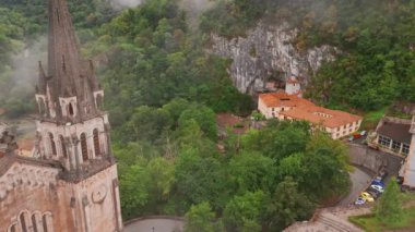 Kuzey İspanya, Asturias 'taki Covadonga Sığınağı' nın hava manzarası. Santa Maria la Real de Covadonga Bazilikası, Picos de Europa dağlarında yer almaktadır.