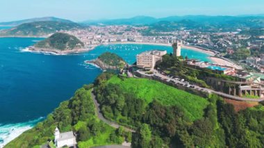 San Sebastian şehir manzarası, Bask ülkesi, İspanya. Monte Igueldo Kulesi, San Sebastian veya Donostia 'daki Monte Igueldo dağındaki görüş ve eğlence parkının üzerinde uçuyor..