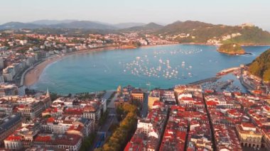 Donostia 'nın hava manzarası - San Sebastian şehir manzarası Bask ülkesinde, kuzey İspanya' da.