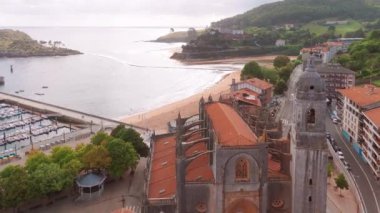 İspanya 'nın kuzeyindeki Bask Bölgesi Biscay' da Cantabrian Denizi 'nde resim gibi bir balıkçı köyü olan Lekeitio' nun hava manzarası. Andre Mariaren Jasokundearen Eliza Kilisesi Lekeitio 'da