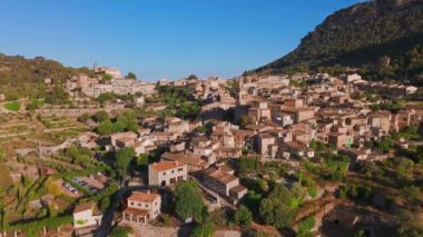 Mallorca 'daki Valldemossa kasabasının havadan görüntüsü. Valldemossa Charterhouse, gün batımında, Mayorka, Balearic adaları, İspanya. Gündoğumunda tarihi Kartaca Manastırı Valldemossa ve diğer binalar