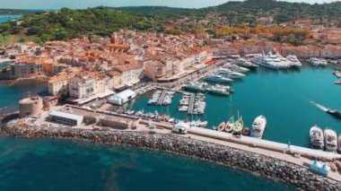 Saint-Tropez 'in yazın havadan görünüşü, Fransa' nın güneyindeki Alpes-Maritimes departmanındaki Cote dAzur 'da ünlü bir turizm merkezi. Fransız Rivierasında lüks bir seyahat noktası..