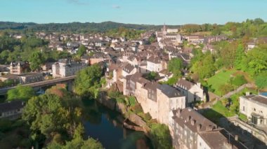 Güney-Batı Fransa 'nın Nouvelle-Aquitaine bölgesindeki Oloron-Sainte-Marie kasabasının hava manzarası. Bask ülkesi. Fransa 'da eski bir kasaba olan Oloron Sainte Marie.