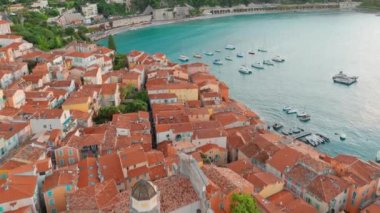 Nice yakınlarındaki güzel Villefranche-sur-Mer kasabasının hava manzarası, Güney Fransa, Cote dAzur. Fransız Rivierası 'nda popüler bir tatil beldesi..