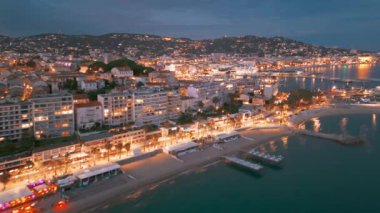 Cannes 'ın gece hava görüntüsü, Cote dAzur, güney Fransa. Fransız Rivierası 'nda yaz boyunca Cannes şehir manzarası. 