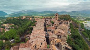 İspanya 'nın Huesca eyaletindeki Pirene dağlarının eteklerinde yer alan eski Ainsa kasabasının hava manzarası. Arka planda muhteşem dağlar olan bir ortaçağ kasabası..