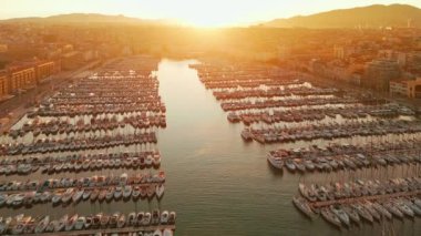 Güney Fransa 'da, Marsilya' daki tarihi Vieux Limanı 'nın hava manzarası. Güzel bir yaz sabahı, Fransa 'nın en büyük ikinci şehri olan Marsilya şehir manzarasına vurgu yapıyor.