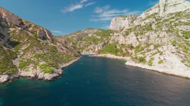 Fransa 'nın güneyindeki Marsilya yakınlarındaki Akdeniz kıyısındaki Calanque de Morgiou' nun hava manzarası. Calanques Ulusal Parkı 'nın bir parçası, bu cennet gibi yer mükemmel bir yaz seyahati yeri.