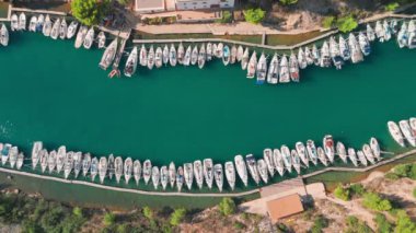 Fransa 'nın güneyindeki Cassis Köyü yakınlarındaki Akdeniz kıyısındaki Calanque de Port Miou' nun hava manzarası. Calanques Ulusal Parkı 'nın bir parçası. Bir sürü yelkenli teknesi olan dar bir fiyort. Üst alt görünüm