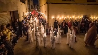 Verges, İspanya - 29 Mart: Verges, Girona, İspanya 'da Kutsal Hafta veya Semana Noel Baba. Geleneksel kostümlü ve mumlu geçit töreni.. 