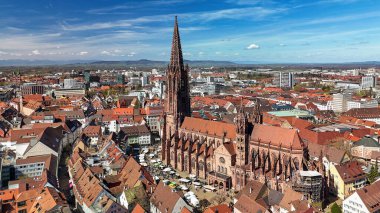 Almanya 'daki Freiburg im Breisgau şehrinin havadan görüntüsü. Eski Freiburg kasabasının görkemli Gotik katedrali ve tarihi binaları..