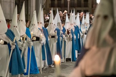 Girona, Katalonya, İspanya - 29 Mart 2024: Kutsal Cuma günü Roma askerleri ve tövbekârlar için düzenlenen Geçit Töreni 'nde Girona Yönetimi.