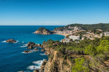Costa Brava Akdeniz kıyısındaki Tossa de Mar kasabası Katalonya, İspanya. Turkuaz renkli suyu olan güzel bir sahil ve yaz boyunca Katalonya 'da Tossa de Mar kalesi. Panorama çekimi