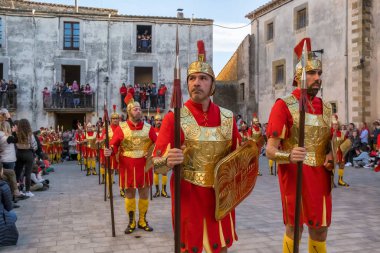 Verges, İspanya - 29 Mart: Kutsal Cuma geçidi, Roma askerleri Verges, Girona, İspanya 'da Kutsal Hafta veya Semana Noel Baba yürüyüşü sırasında yürüyorlar. 