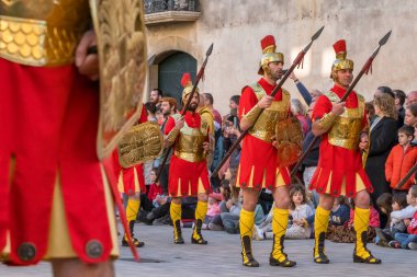 Verges, İspanya - 29 Mart: Kutsal Cuma geçidi, Roma askerleri Verges, Girona, İspanya 'da Kutsal Hafta veya Semana Noel Baba yürüyüşü sırasında yürüyorlar. 