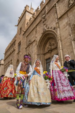 Valencia, İspanya - 8 Nisan 2024: Sant Vicente Ferrer Festivali alayı, Plaza de Ayuntamiento 'da geleneksel İspanyol elbiseli kadınlarla geçit töreni. 