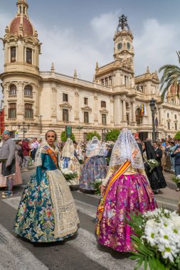 Valencia, İspanya - 8 Nisan 2024: Sant Vicente Ferrer Festivali alayı, Plaza de Ayuntamiento 'da geleneksel İspanyol elbiseli kadınlarla geçit töreni. 