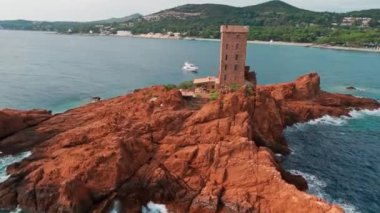 Yaz boyunca Fransız Rivierası 'ndaki Ile DOr' un hava manzarası. Güzel kayalık kıyı şeridi Akdeniz 'in turkuaz sularıyla Fransa' nın güneyindeki Cote dAzur boyunca kesişiyor.