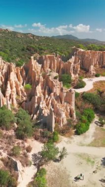 Les Orgues Ille sur Tet, Pyrenees Orientales, Languedoc Roussillon, Fransa 'da jeolojik alan. Ille sur Tet 'in ya da peri bacalarının havadan görünüşü. 