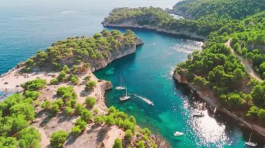 Fransa 'nın güneyindeki Cassis Köyü yakınlarındaki Akdeniz kıyısındaki Calanque de Port Miou' nun hava manzarası. Calanques Ulusal Parkı 'nın bir parçası. Bir sürü yelkenli teknesi olan dar bir fiyort.