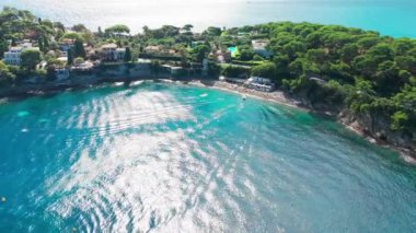 Akdeniz 'in Fransız Rivierası' ndaki Cap Ferrat Burnu 'ndaki Saint-Jean-Cap-Ferrat tatil köyünün hava manzarası. Saint Jean Cap Ferrat Limanı, Fransa. Cote dAzur 'da lüks seyahat varış yeri
