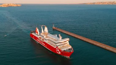 Marsilya, Fransa - 15 Eylül 2024: Corsica Linea, bir Fransız nakliye ve seyahat şirketi, Korsika-Marsilya güzergahında çalışır ve yolculara, araçlara ve nakliye kargolarına hizmet vermektedir..