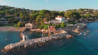 Fransız Rivierası 'nda denize özel erişimi olan lüks villanın havadan görünüşü. Güney Fransa 'da Cote dAzur boyunca pahalı gayrimenkuller.