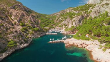 Fransa 'nın güneyindeki Marsilya yakınlarındaki Akdeniz kıyısındaki Calanque de Morgiou' nun hava manzarası. Calanques Ulusal Parkı 'nın bir parçası, bu cennet gibi yer mükemmel bir yaz seyahati yeri.