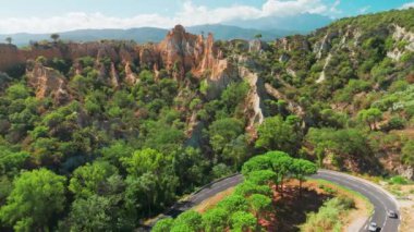 Les Orgues Ille sur Tet, Pyrenees Orientales, Languedoc Roussillon, Fransa 'da jeolojik alan. Ille sur Tet 'in ya da peri bacalarının havadan görünüşü. 