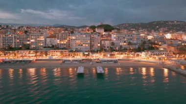 Cannes 'ın gece hava görüntüsü, Cote dAzur, güney Fransa. Fransız Rivierası 'nda yaz boyunca Cannes şehir manzarası. 