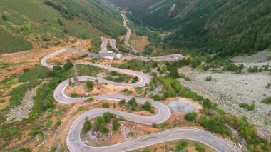 Gerber Vadisi boyunca uzanan, İspanya 'nın Katalonya bölgesindeki Pirene Dağları' nın hava manzarası. İspanyol Pirenelerinde Serpentine Yolu