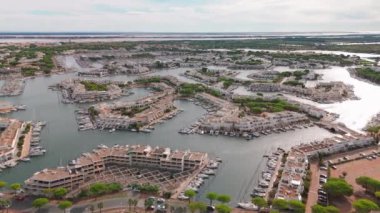 Fransa 'nın güneyindeki Le Grau-du-Roi limanının hava manzarası. Fransız Akdeniz kıyısındaki güzel marina. Fransız Rivierası 'nda lüks bir gayrimenkul..