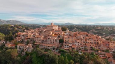 Cagnes-sur-Mer, Cote dAzur, Fransa 'daki büyüleyici Hauts de Cagnes köyünün hava manzarası. Fransız Rivierası 'ndaki tarihi tepe köyünün insansız hava aracı manzarası.
