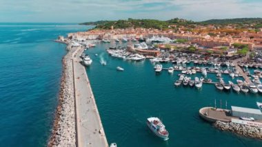 Saint-Tropez 'in yazın havadan görünüşü, Fransa' nın güneyindeki Alpes-Maritimes departmanındaki Cote dAzur 'da ünlü bir turizm merkezi. Fransız Rivierasında lüks bir seyahat noktası..