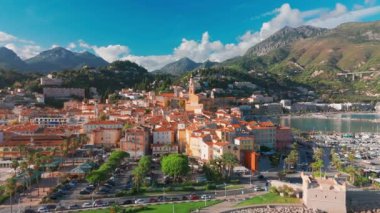 Menton 'un havadan görünüşü, Fransız Riviera, Fransa' da bir tatil köyü. Yazın renkli Menton kasabası, Cote dAzur 'da günbatımında tarihi binalar ve güzel plajlar..