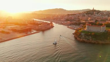 Güney Fransa 'da gün doğumunda Marsilya şehir manzarası. Marsilya 'da güzel bir yaz sabahı. Tarihi Vieux Limanı, Saint-Jean Kalesi, Palais du Pharo ve Basilique Notre-Dame de la Garde