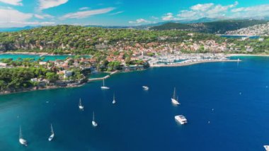 Akdeniz 'in Fransız Rivierası' ndaki Cap Ferrat Burnu 'ndaki Saint-Jean-Cap-Ferrat tatil köyünün hava manzarası. Saint Jean Cap Ferrat Limanı, Fransa. Cote dAzur 'da lüks seyahat varış yeri